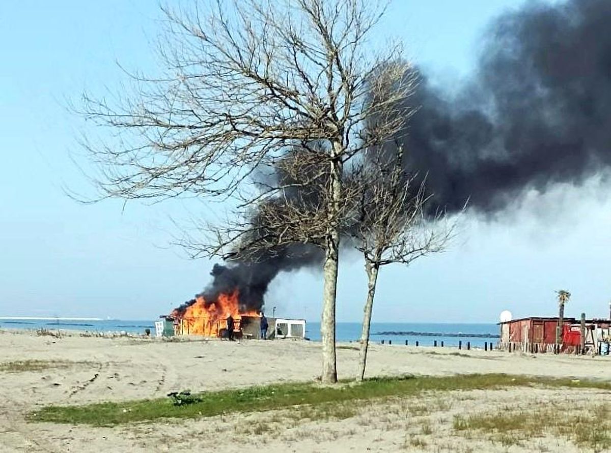 Sakarya\'da Sahilde Bir İşletme Alev Topuna Döndü