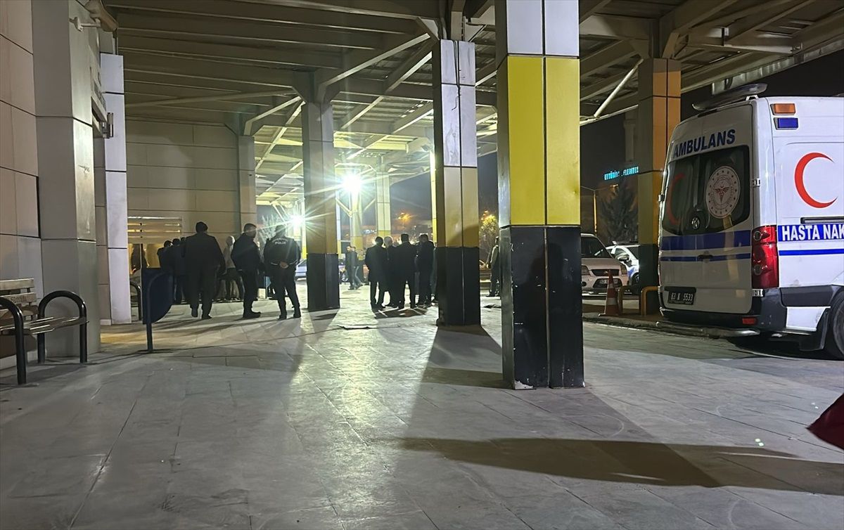 Şanlıurfa\'da İş Yerinin Önünde Ateş Açıldı: 1 Ölü, 4 Yaralı