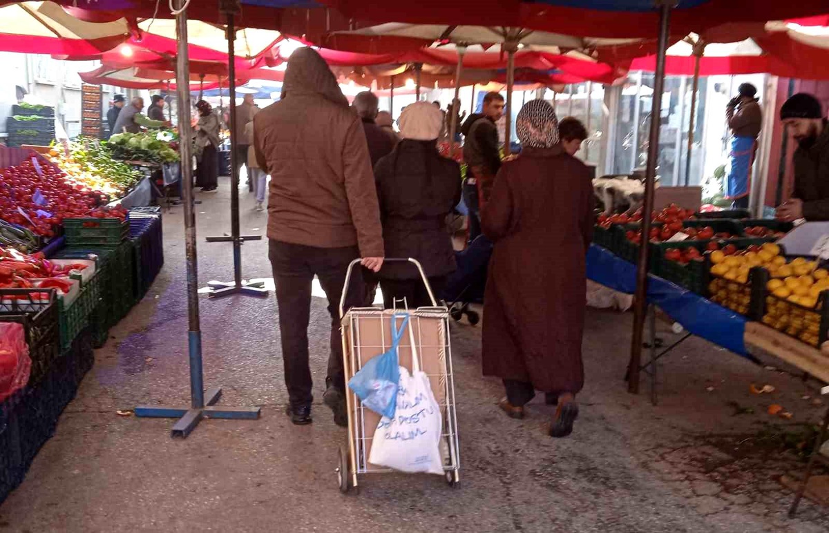 Eskişehir\'de Semt Pazarında Yoğunluk