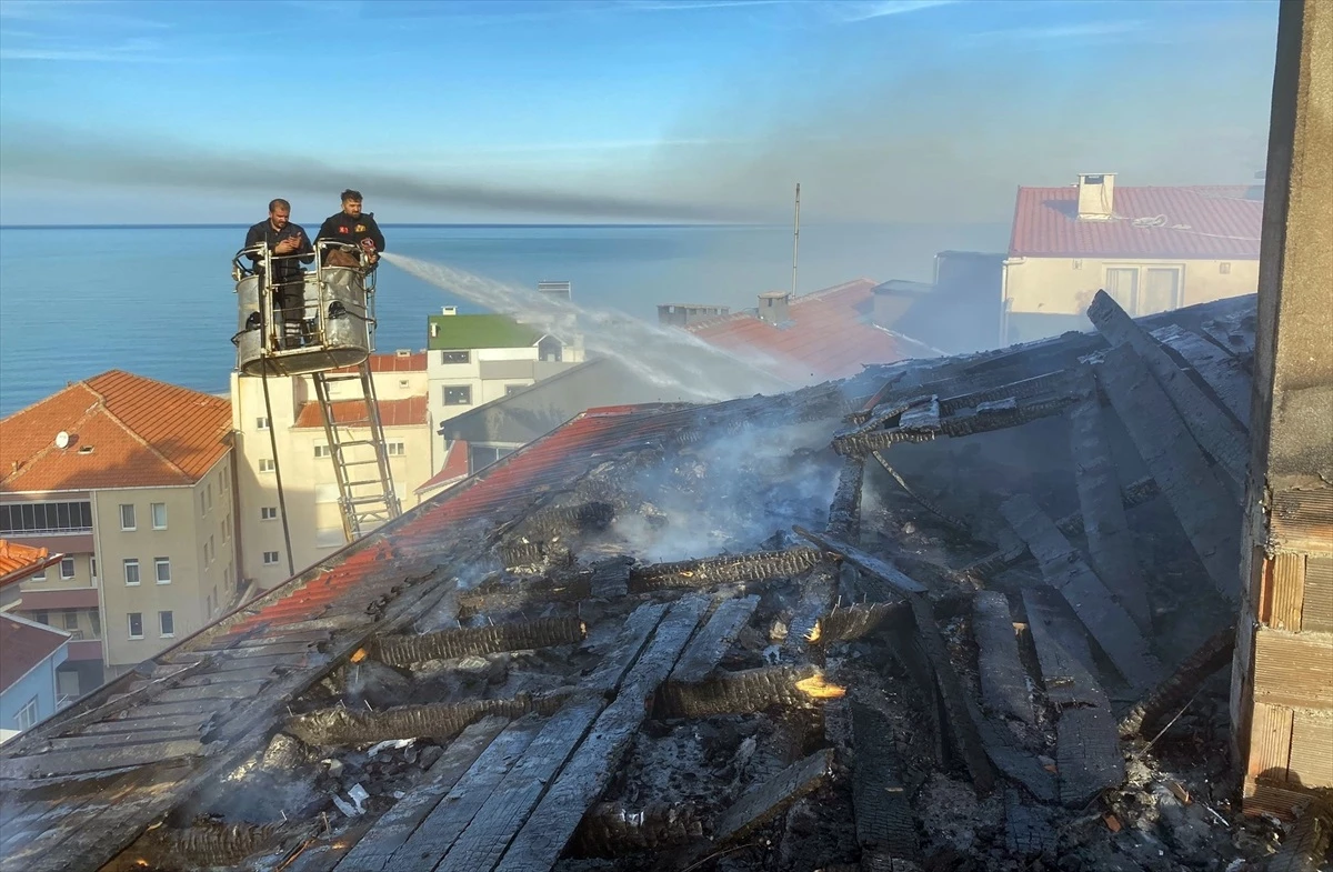 Sinop Türkeli\'de Beş Katlı Bir Binanın Çatısında Yangın Çıktı