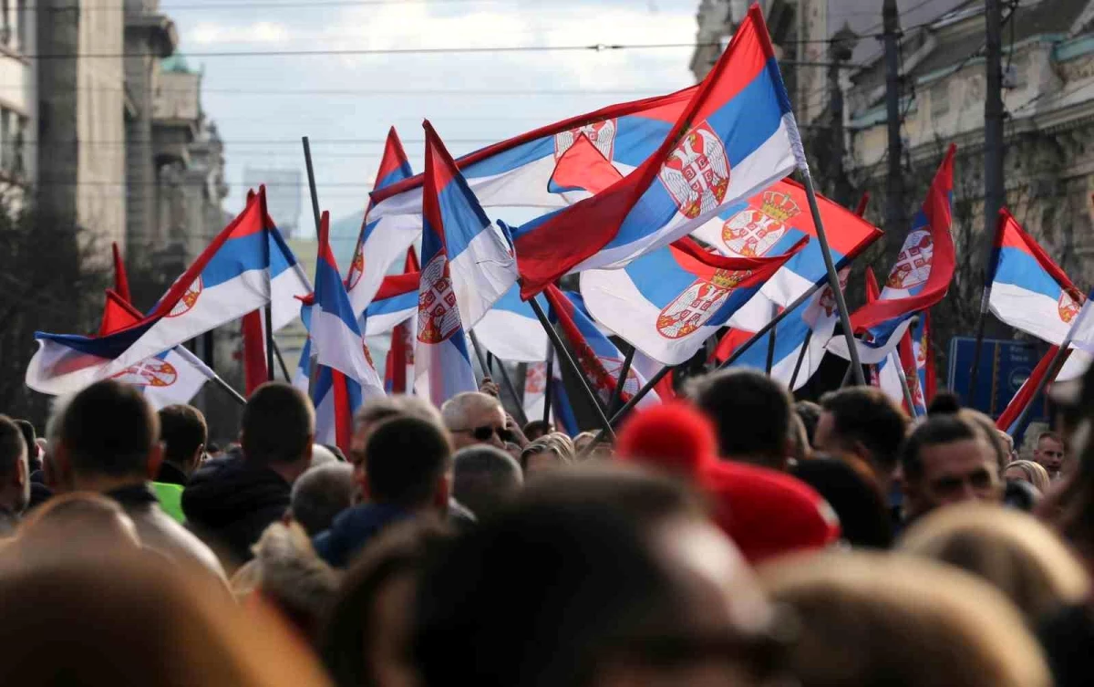 Belgrad\'da binlerce gösterici seçimlerin yenilenmesini ve Cumhurbaşkanı\'nın istifasını talep etti