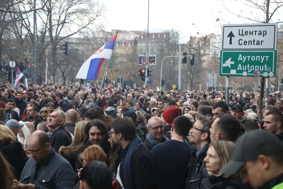 Sırbistan\'da binlerce kişi seçim sonuçlarını protesto etti