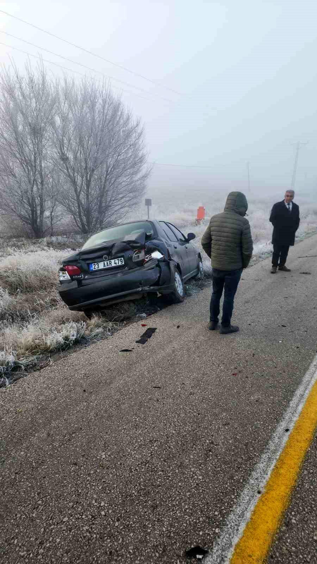 Elazığ\'da sis ve gizli buzlanma nedeniyle 4 araç karıştığı zincirleme trafik kazasında 4 kişi yaralandı