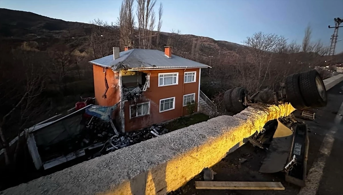 Sivas\'ta kamyon evin duvarına çarptı, sürücü ağır yaralandı
