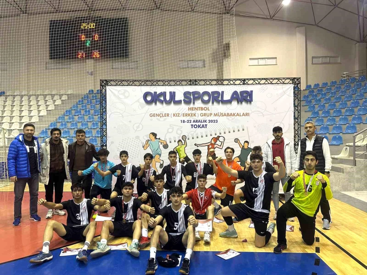 Sivas Borsa İstanbul Anadolu Lisesi Okullar Arası Hentbol Grup Müsabakalarında Yarı Finale Yükseldi