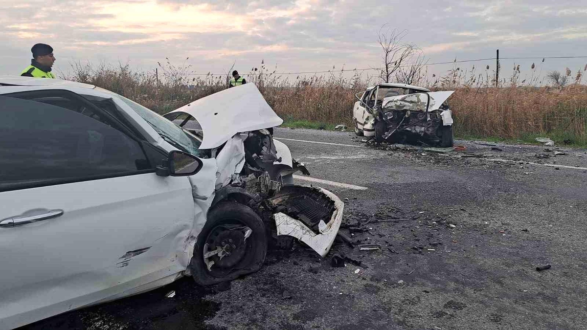 Söke\'de kafa kafaya çarpışan otomobillerde 2 kişi yaralandı
