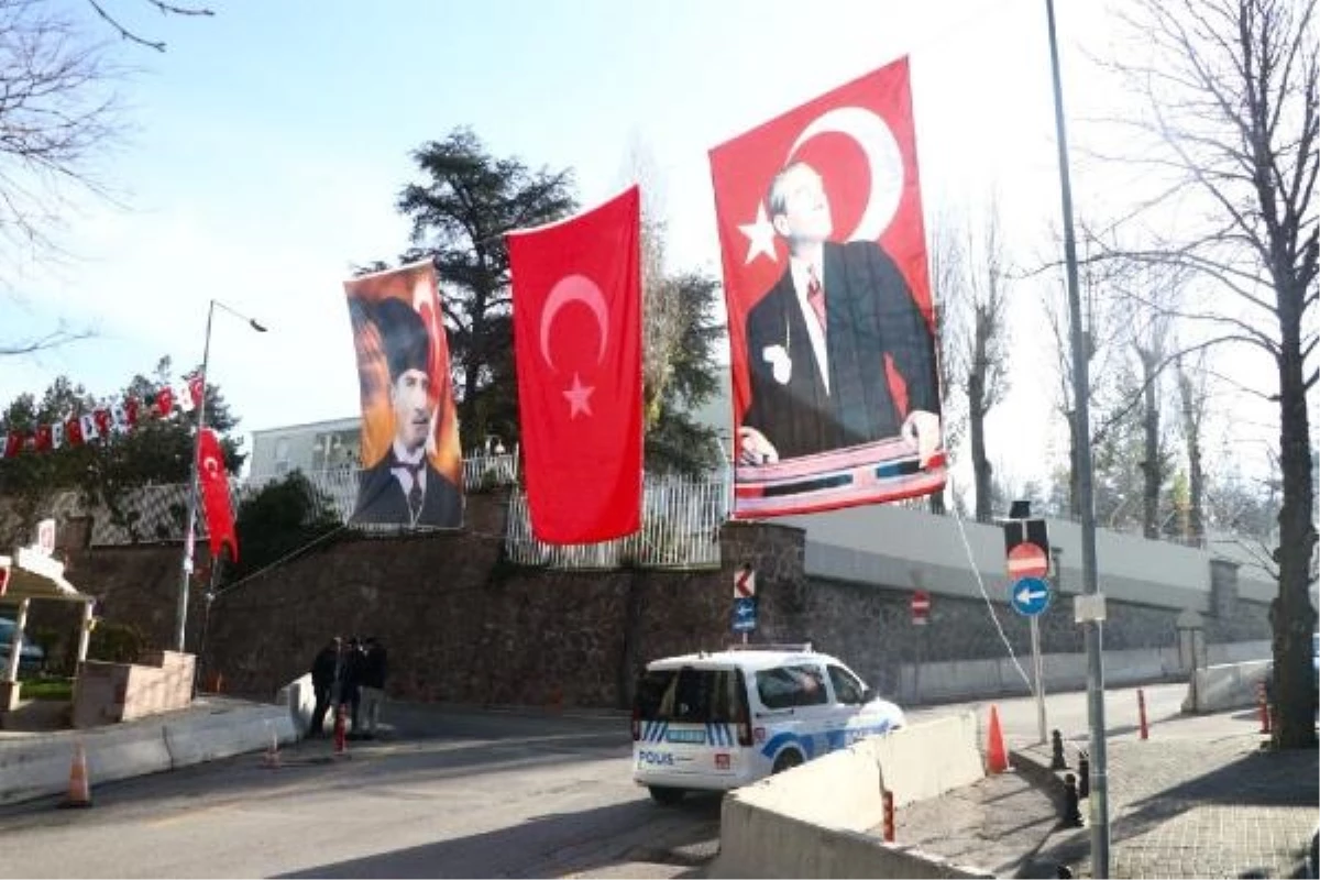 Ankara\'da Suudi Arabistan Büyükelçiliği\'nin bulunduğu sokak Türk bayrakları ve Atatürk posterleri ile donatıldı