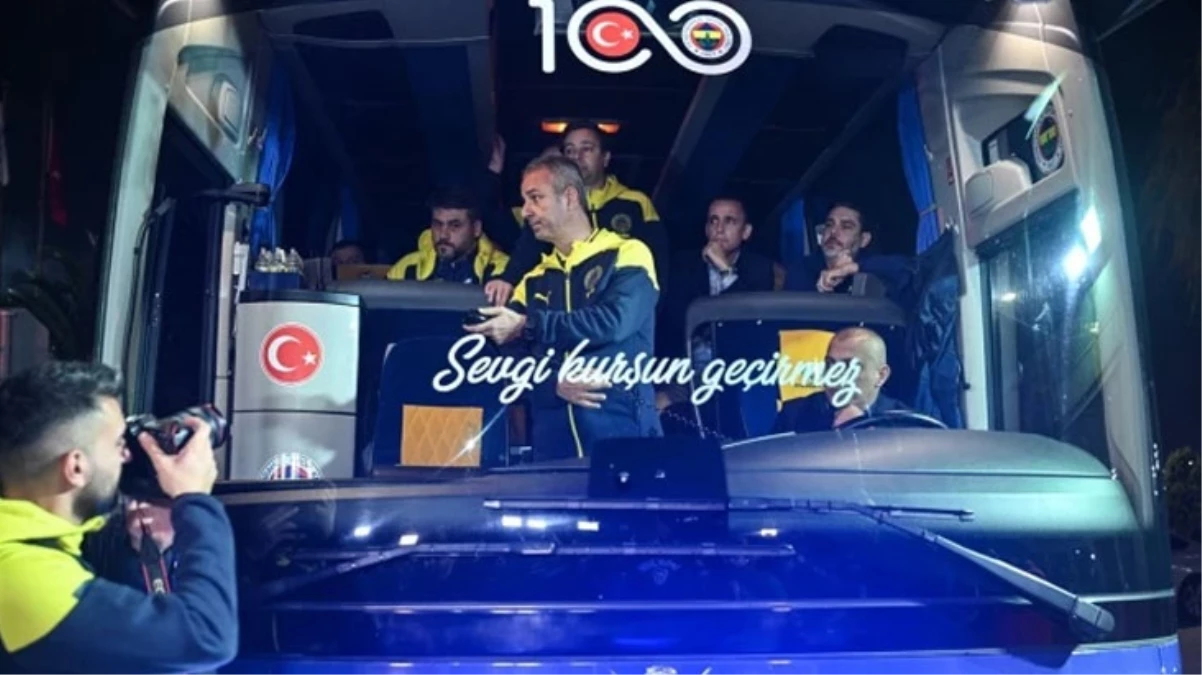 Suudi Arabistan\'daki Süper Kupa finalinin iptal olmasının ardından yola çıkan Galatasaray ve Fenerbahçe yurda döndü