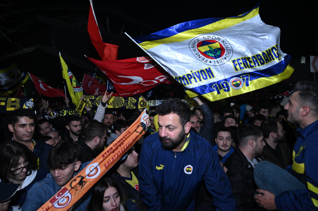Suudi Arabistan'daki Süper Kupa finalinin iptal olmasının ardından yola çıkan Galatasaray ve Fenerbahçe yurda döndü