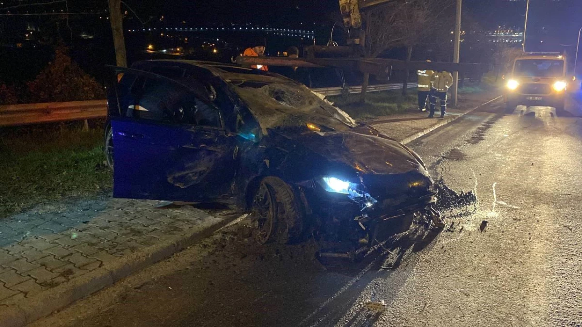 İzmit\'te Otomobil Takla Attı: 3 Yaralı