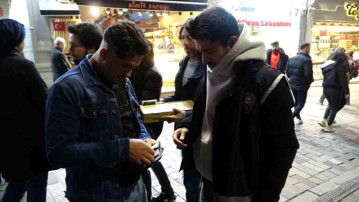 Taksim\'de Yılbaşı Öncesi Denetimlerde 3 Kaçak Göçmen Yakalandı