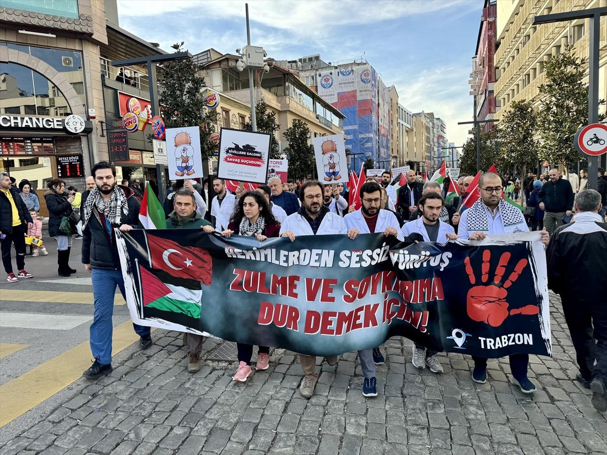 Trabzon\'da Doktor ve Sağlık Çalışanları İsrail\'in Gazze\'ye Yönelik Saldırılarını Protesto Etti