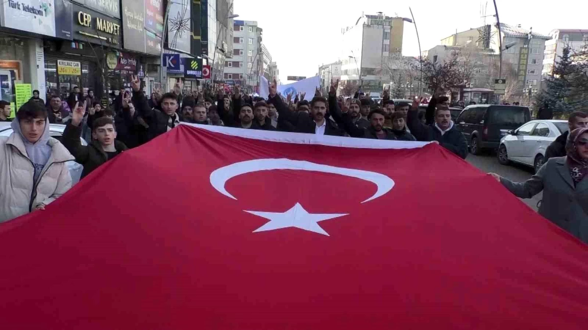 Erzurum Ülkü Ocakları tarafından düzenlenen yürüyüşte terör saldırıları protesto edildi, şehitler anıldı