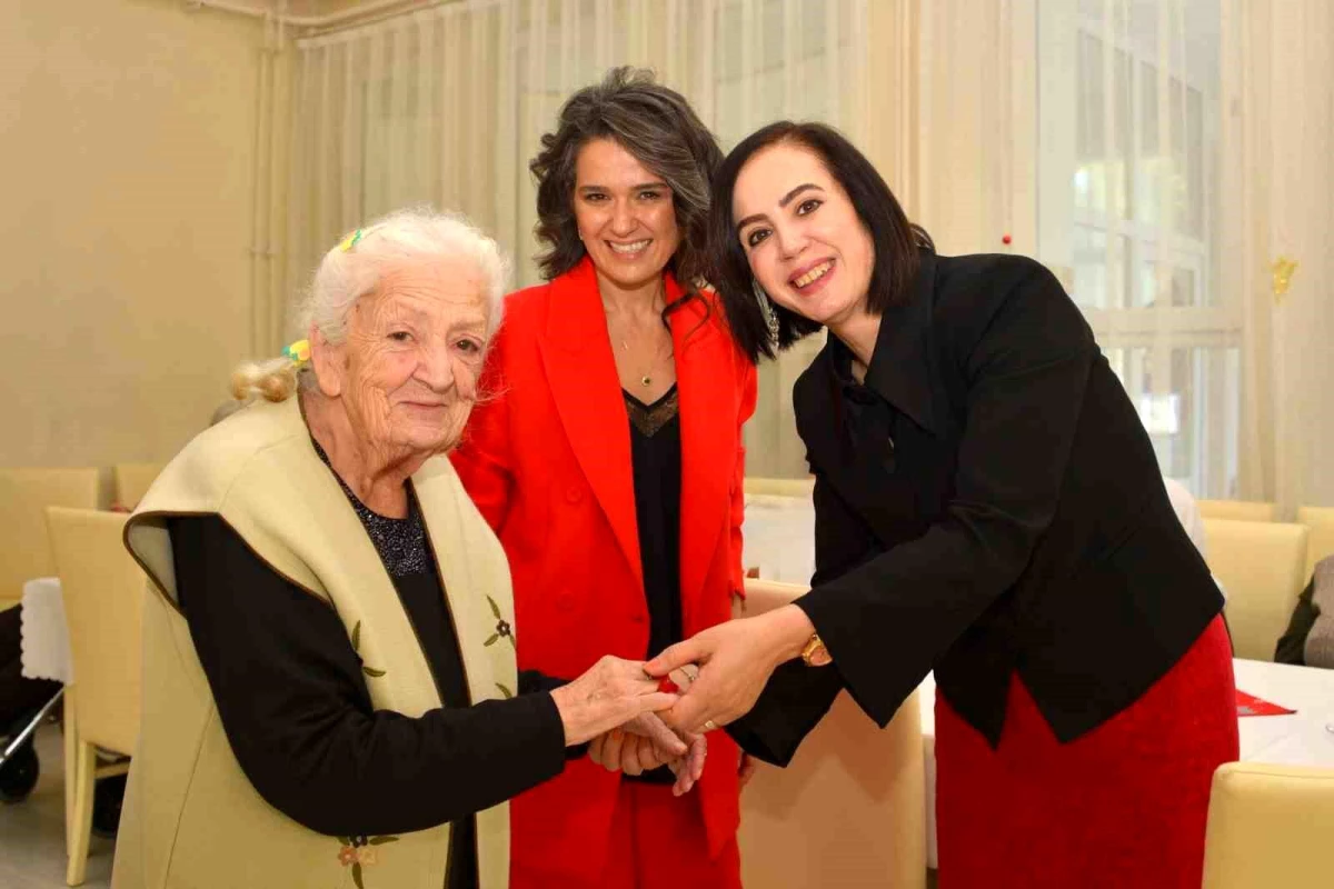 Muğla Valisi İdris Akbıyık\'ın Eşi Sevim Akbıyık Huzurevi Sakinleriyle Yılbaşı Etkinliğinde Buluştu