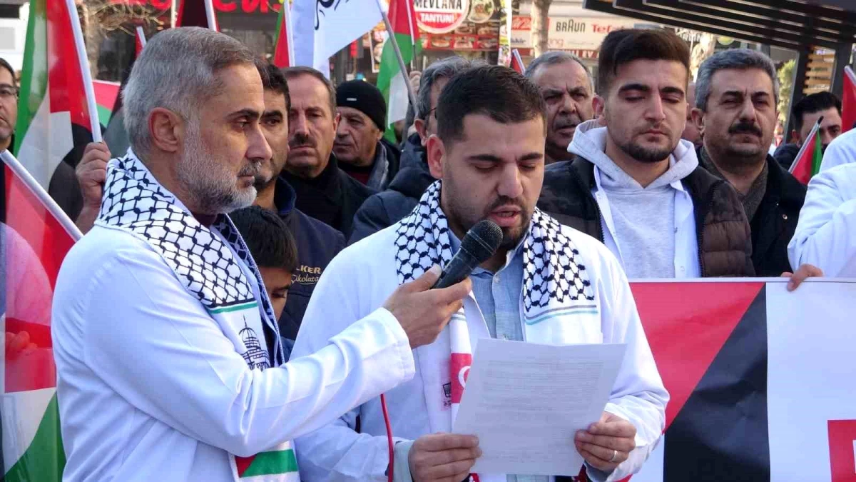 Van\'da sağlık çalışanları Filistin\'e yapılan saldırılara dikkat çekmek için sessiz yürüyüşlerine devam ediyor