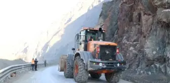 Hakkari-Van Kara Yolu Heyelan Sonrası Ulaşıma Açıldı
