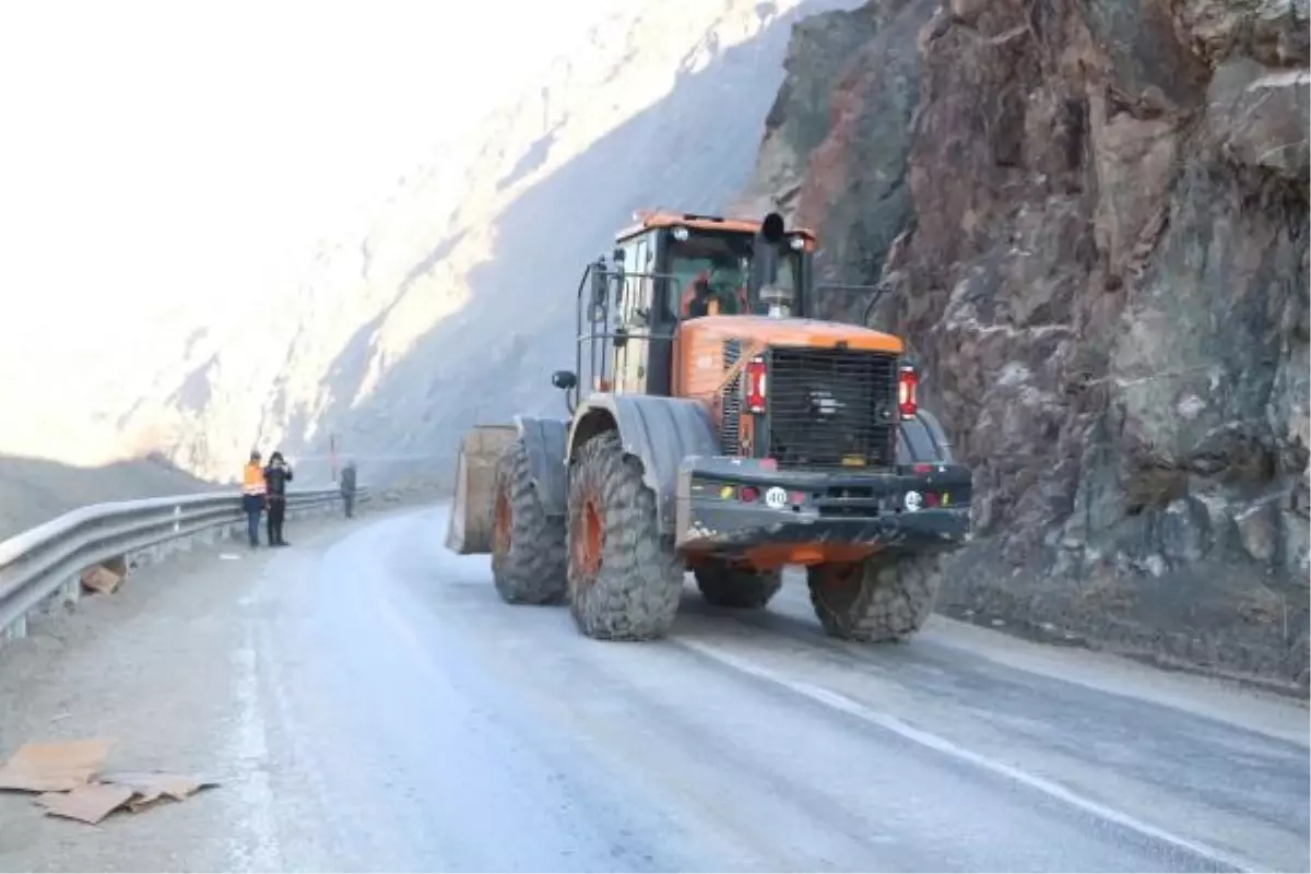 Hakkari-Van Kara Yolu Heyelan Sonrası Ulaşıma Açıldı