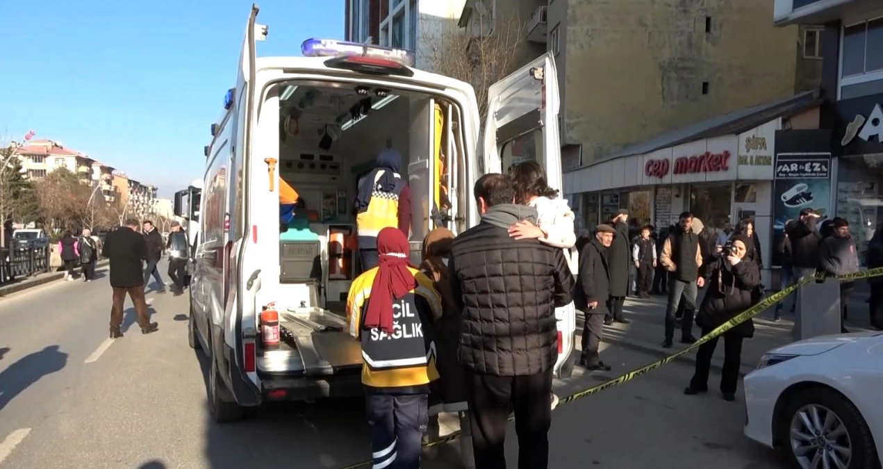 Muş\'ta 6 Katlı Binada Çıkan Yangında Mahsur Kalan 25 Kişi İtfaiyenin Yardımıyla Kurtarıldı