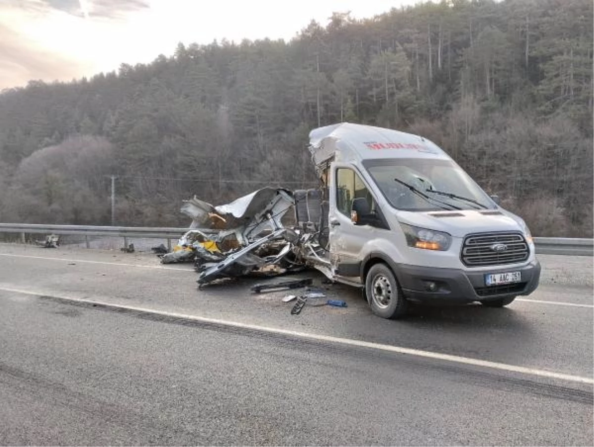 Bolu\'da yem kamyonu minibüse çarptı: 1 ölü, 4 yaralı