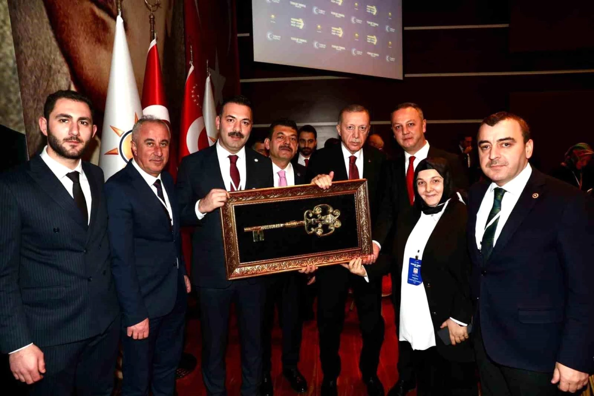 Zonguldak Belediye Başkanı, Cumhurbaşkanı Erdoğan\'a temsili anahtar takdim etti