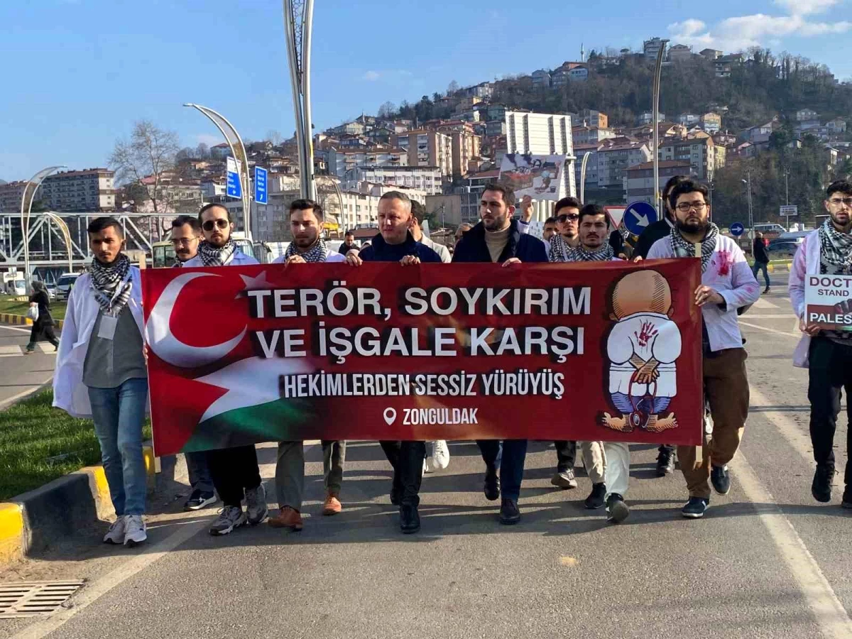 Zonguldak\'ta doktorlar İsrail\'in Filistin saldırılarına tepki göstermek amacıyla kanlı önlüklerle yürüyüş yaptı