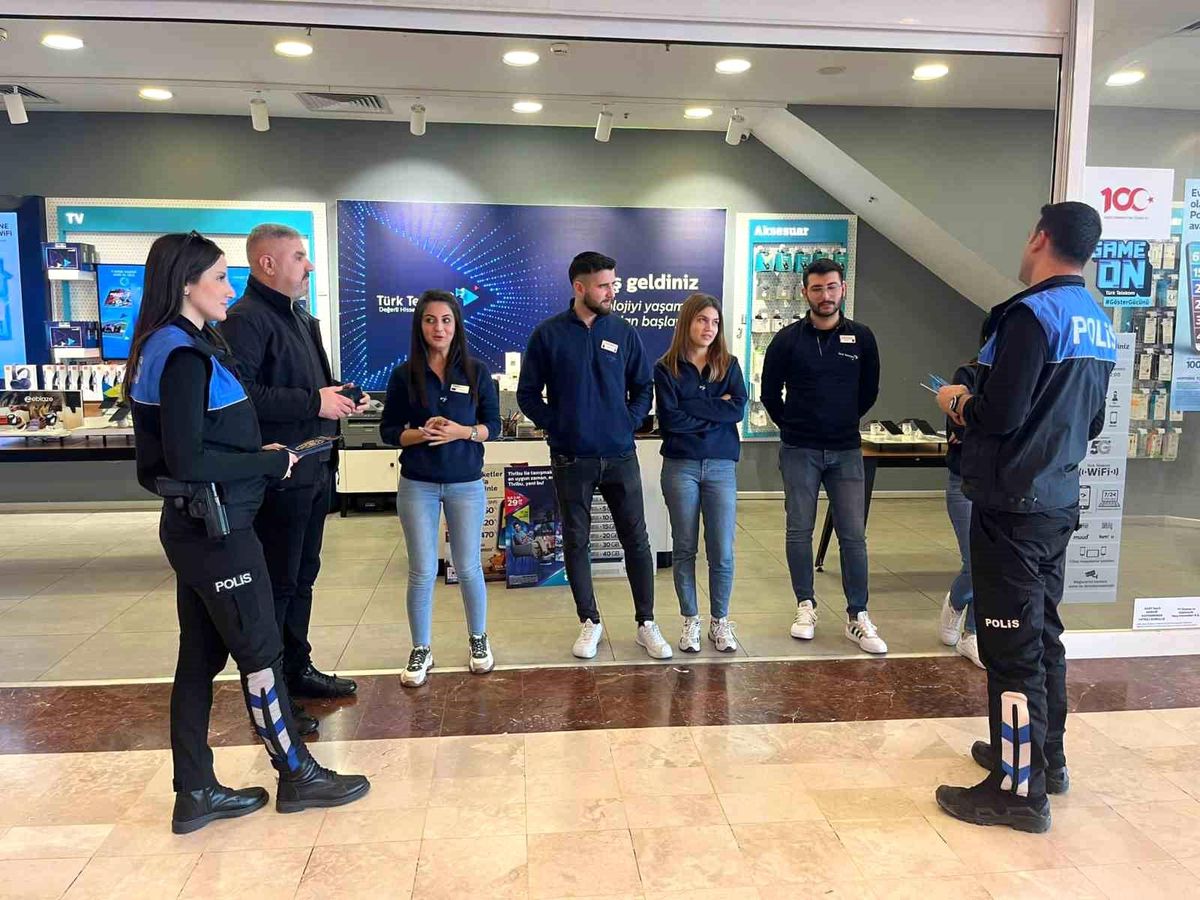 Adana\'da Toplum Destekli Polisler Vatandaşları Bilgilendirdi