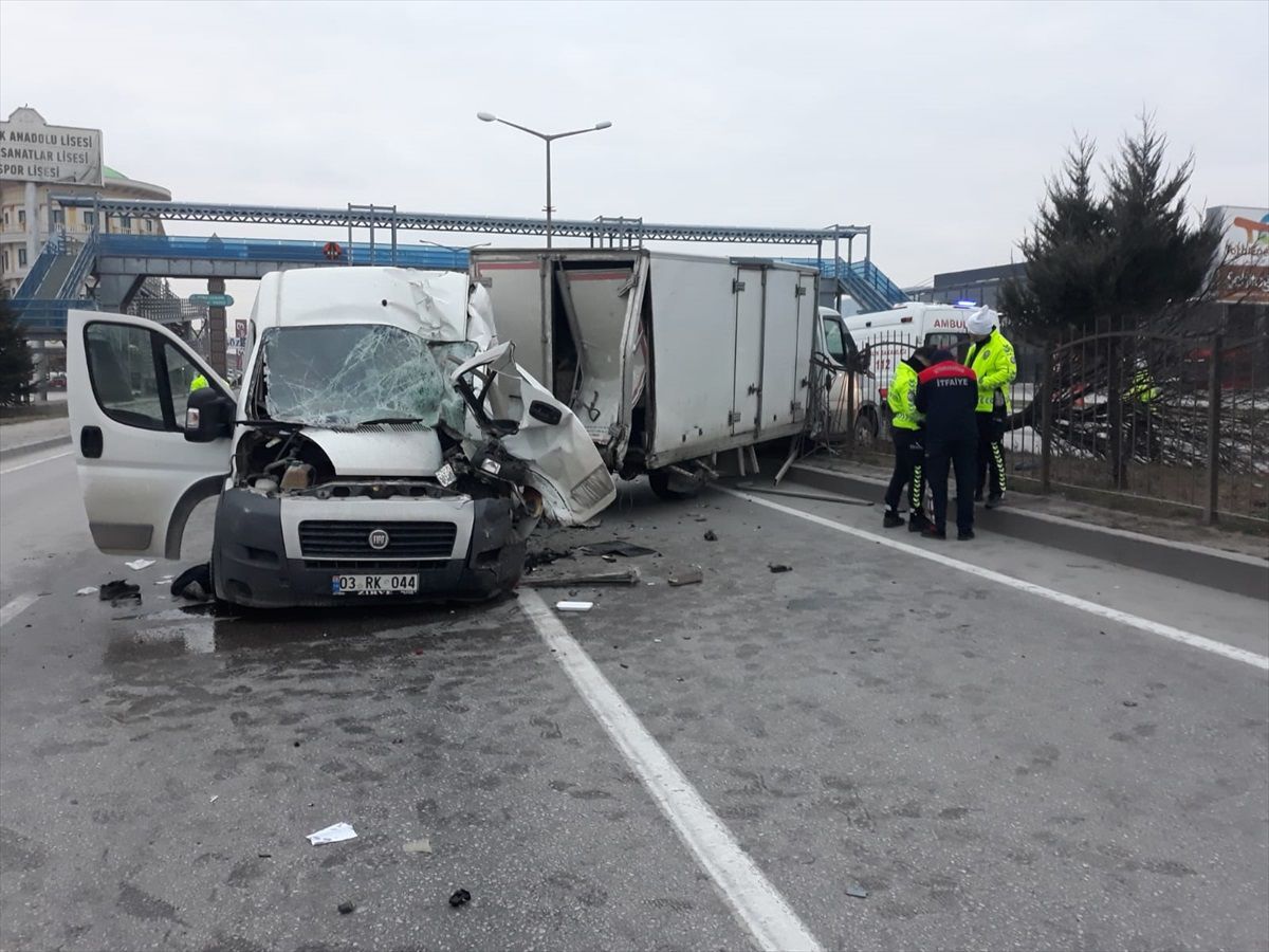 Afyonkarahisar\'da lastiği patlayan kamyonete arkadan gelen kamyonet çarptı, 2 kişi yaralandı