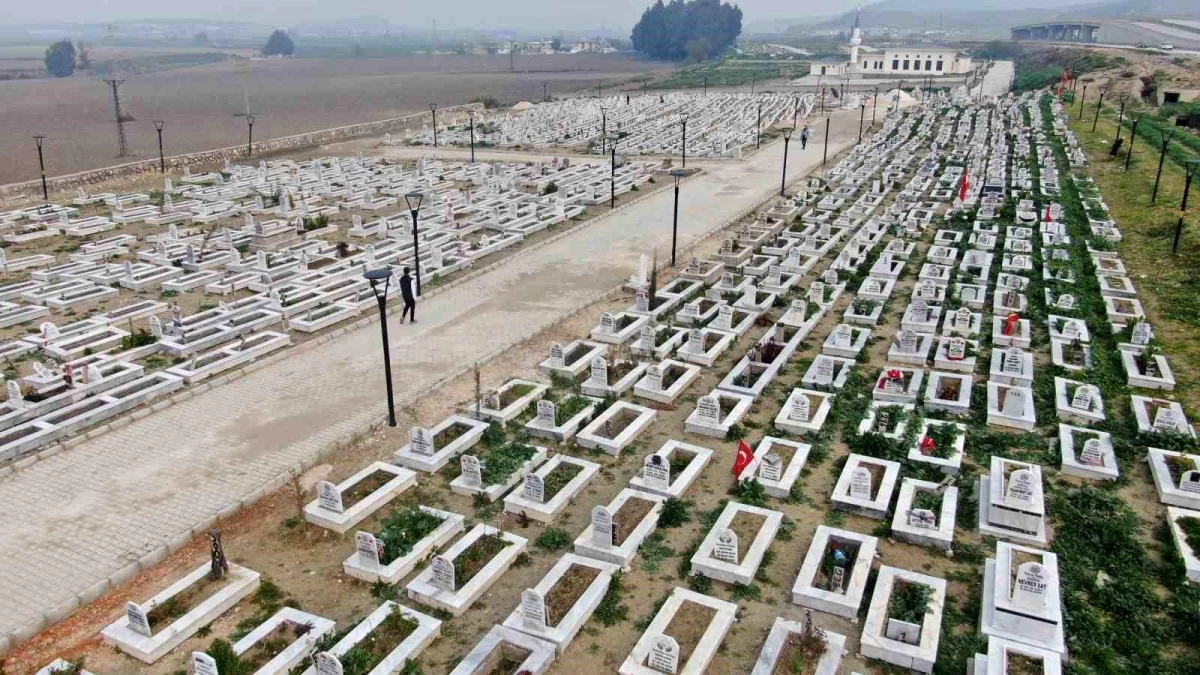 Depremin Vurduğu Hatay\'da Vatandaşlar Yılbaşı Öncesi Mezar Ziyaretleri Yaptı
