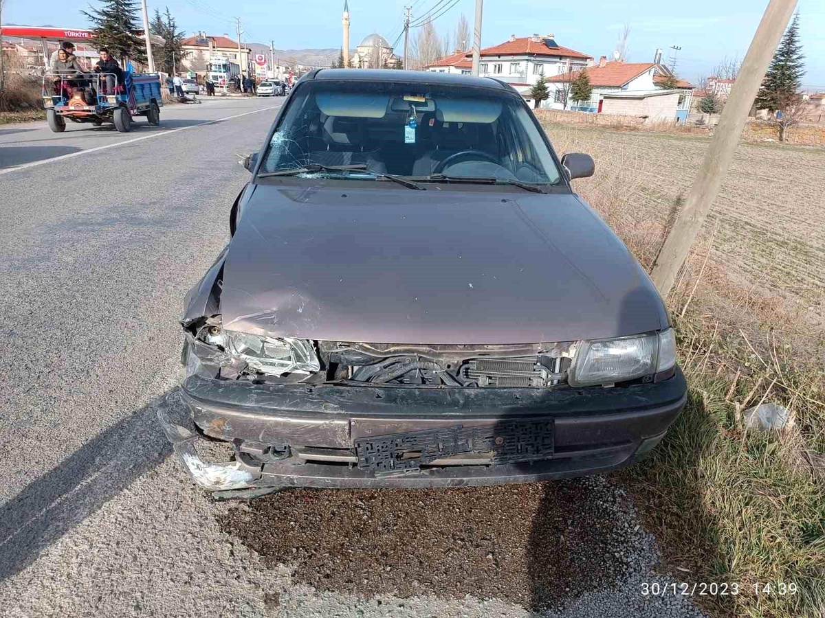 Afyonkarahisar\'ın Şuhut ilçesinde otomobil ile motosiklet çarpıştı: 1 kişi ağır yaralandı