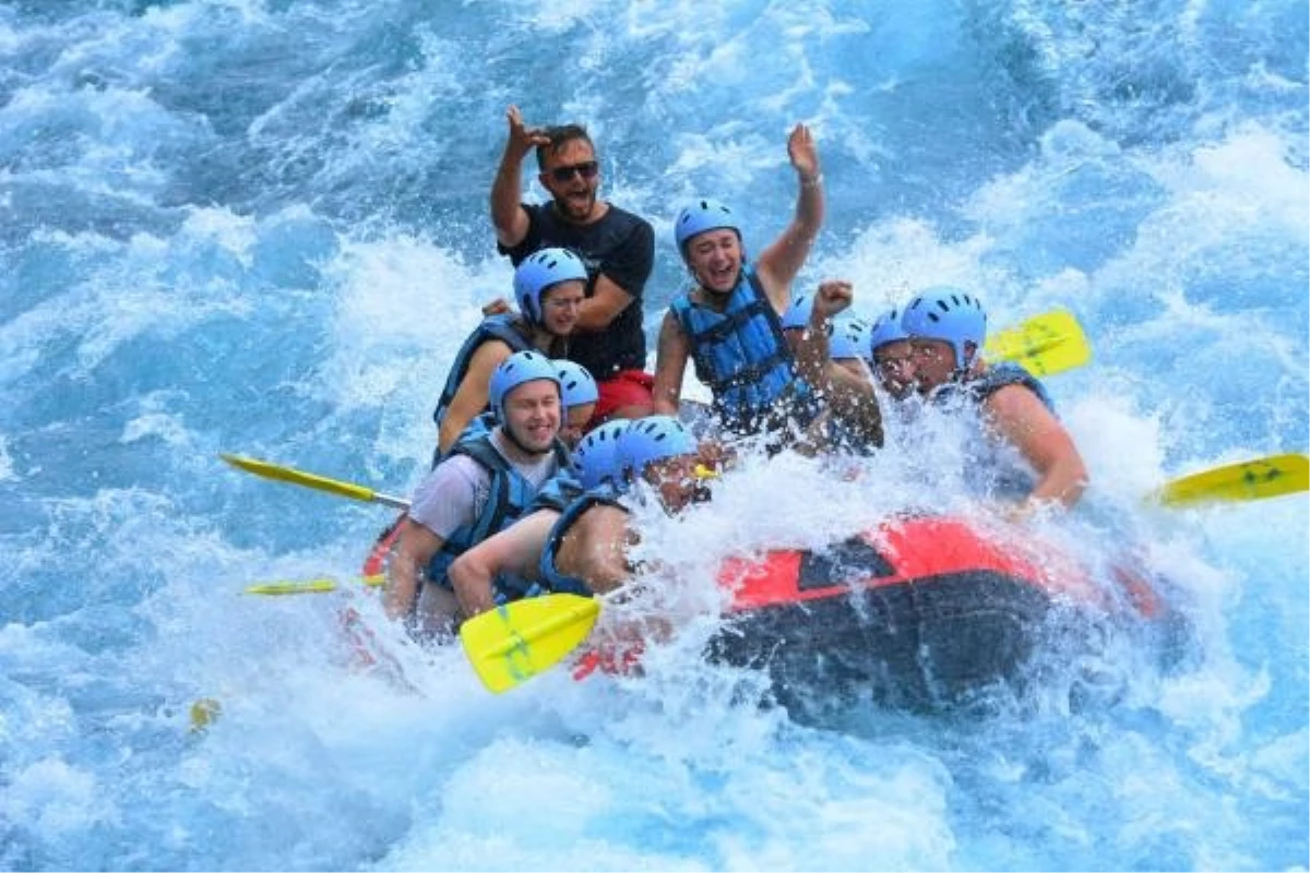 Antalya\'da Rafting Yapan Turist Sayısı 1 Milyonu Geçti