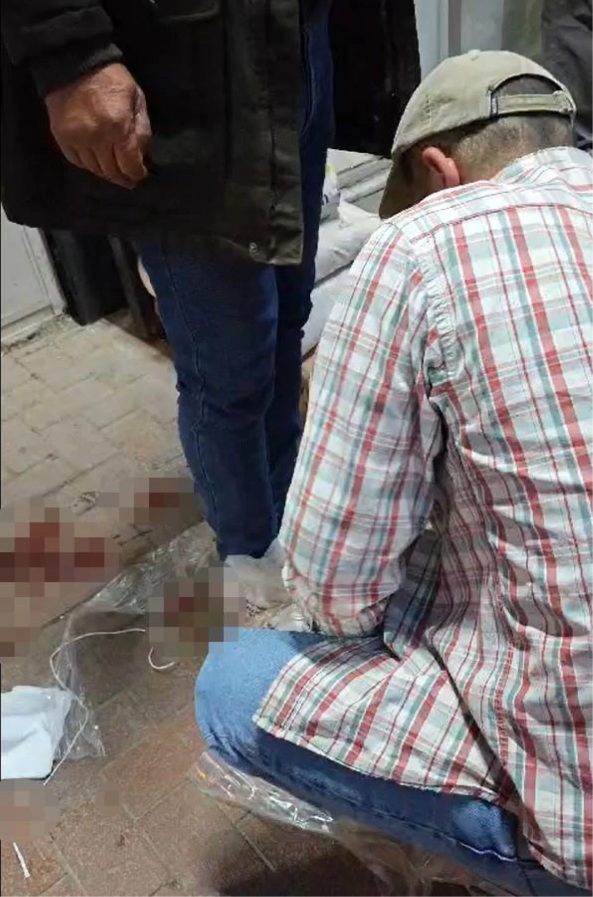 İzmir Torbalı\'da aracı kurşunlanan esnaf, silahlı saldırıya uğradı