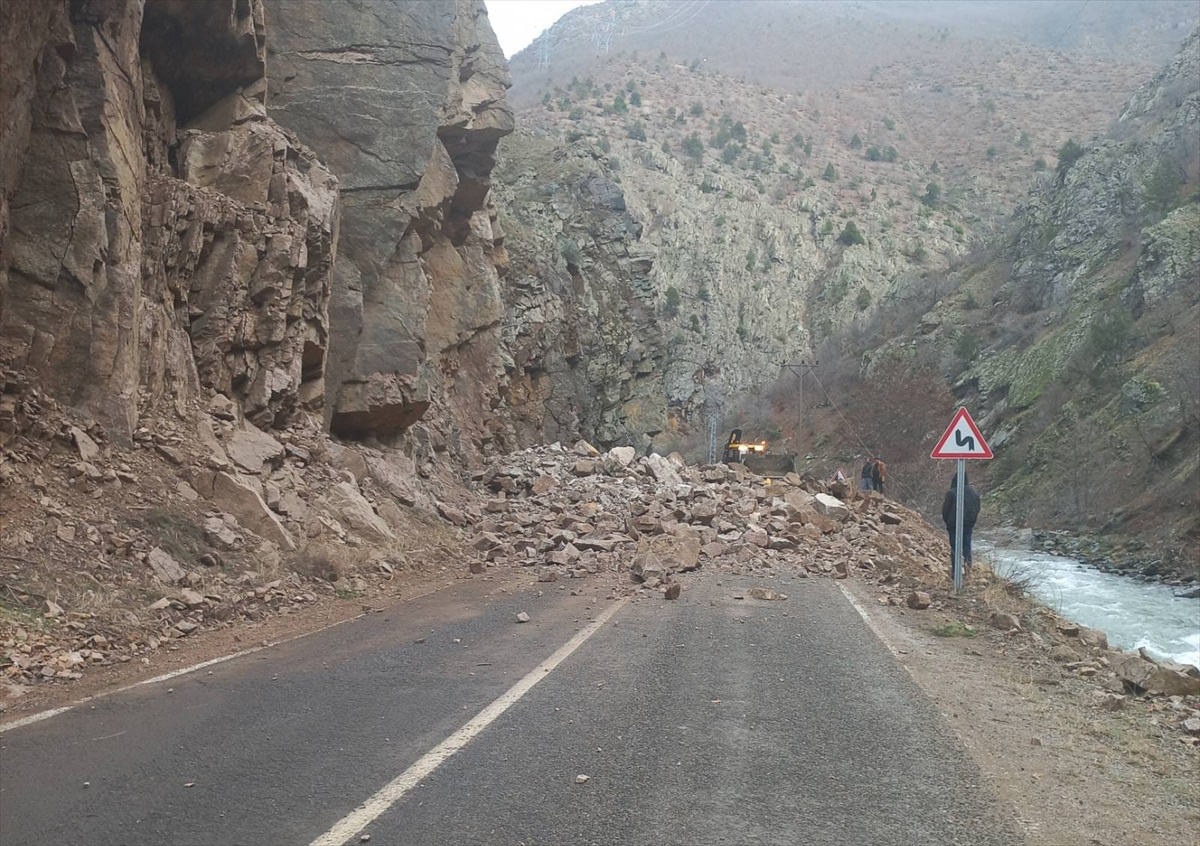 Artvin-Ardahan kara yolunda heyelan nedeniyle ulaşım sağlanamıyor