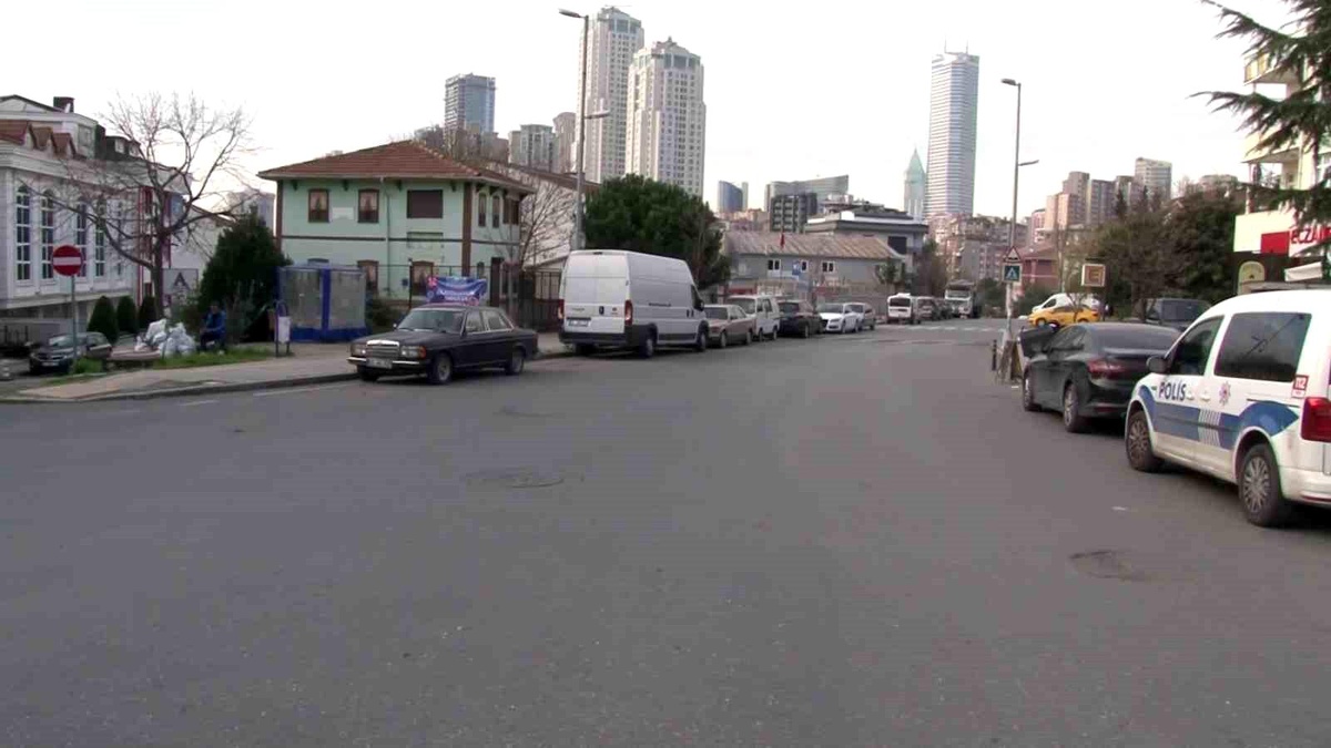 Ataşehir\'de Otomobilin Camlarına Taşlı Saldırı