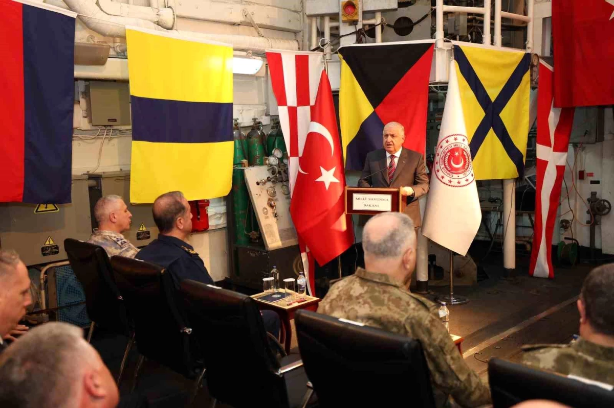 Milli Savunma Bakanı Yaşar Güler, TCG GÖKOVA fırkateyninde görev yapan denizcileri ziyaret etti