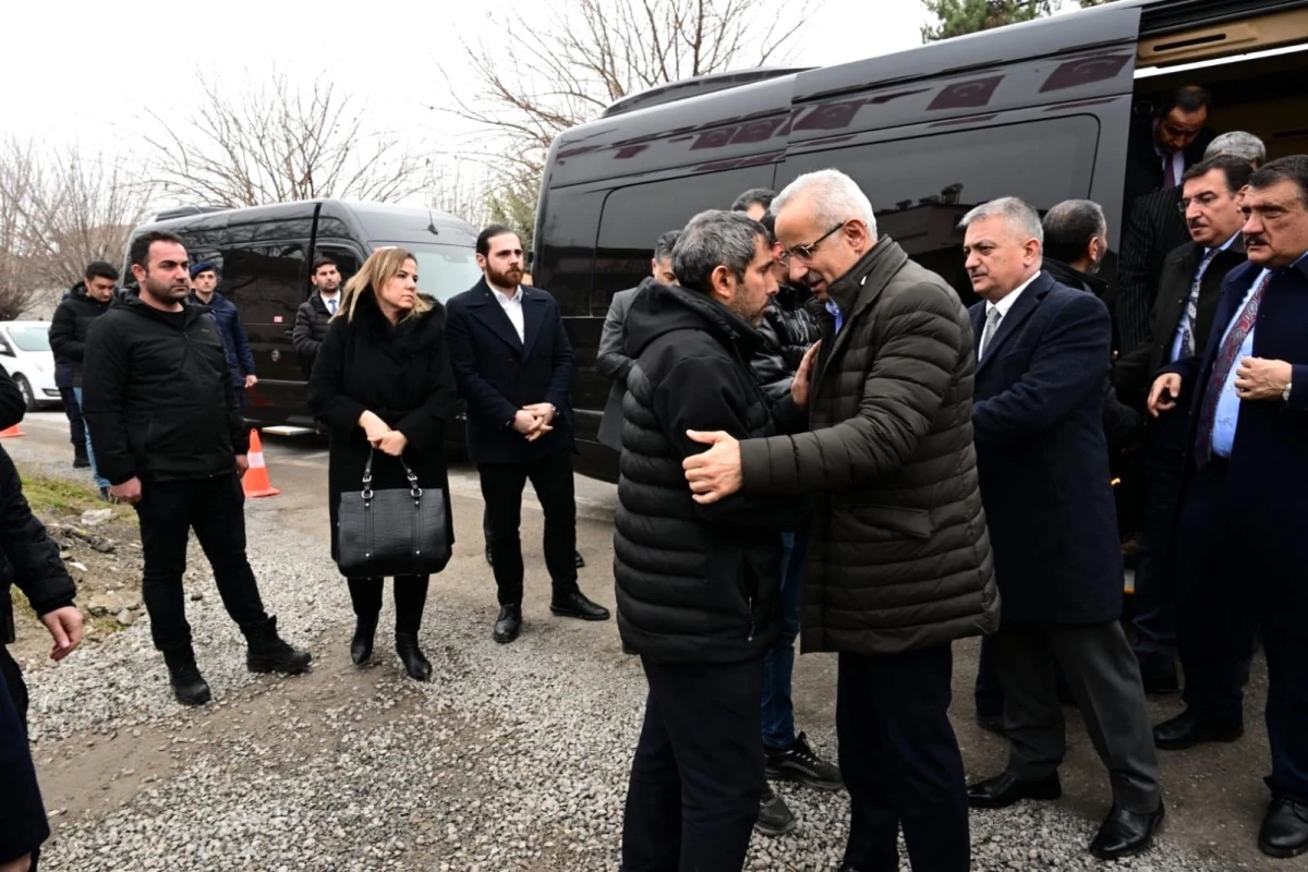 Ulaştırma ve Altyapı Bakanı, şehit Emre Taşkın\'ın ailesine taziye ziyaretinde bulundu