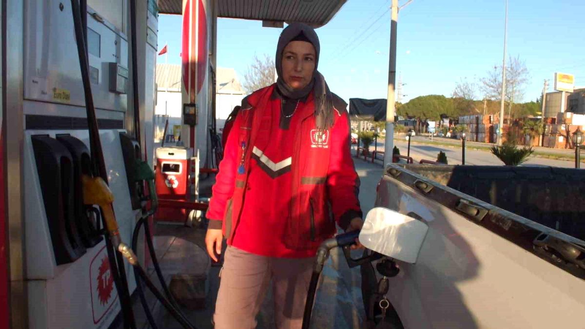 Balıkesir\'de Akaryakıt İstasyonlarında Kadın Pompacılar