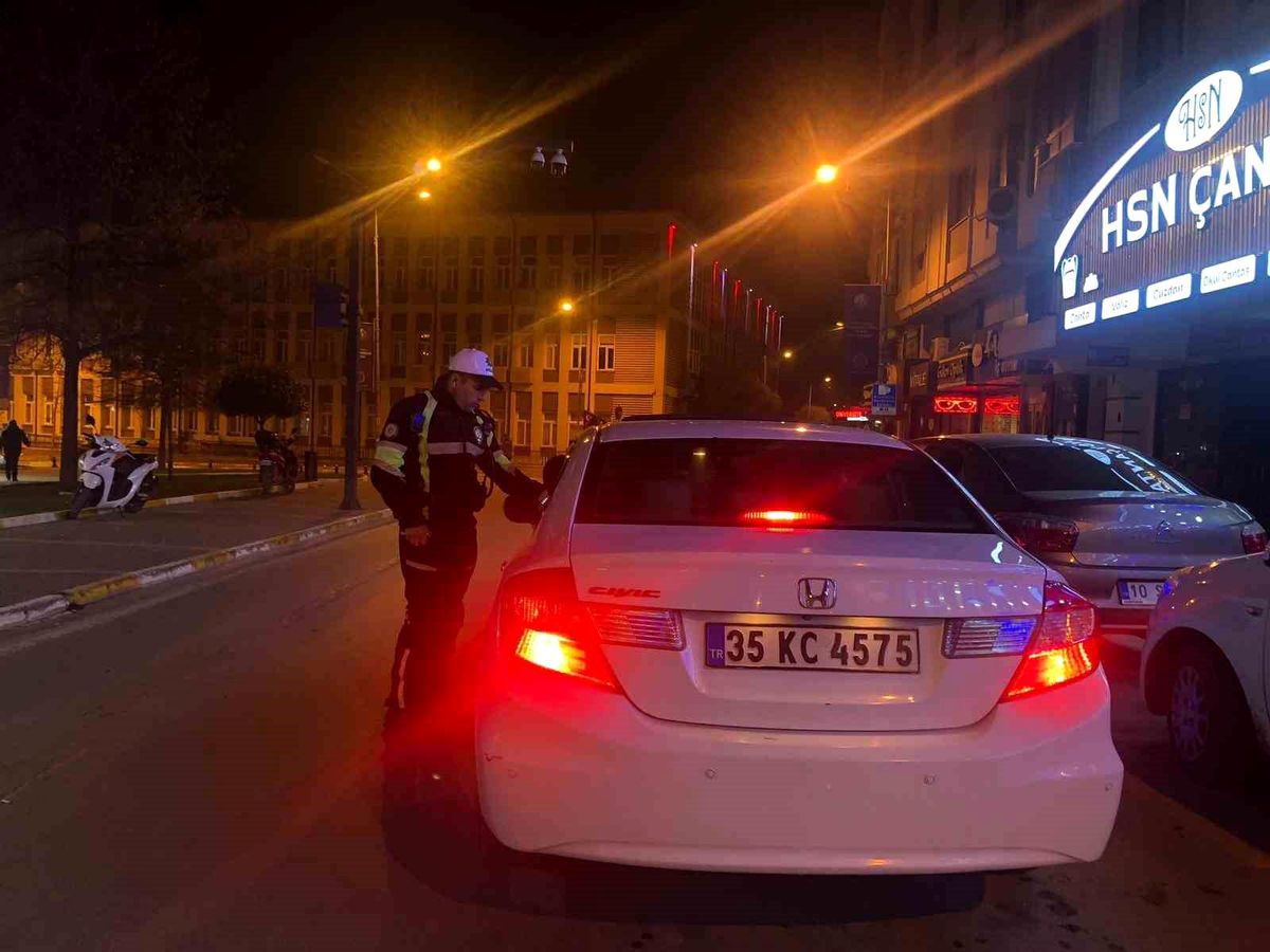 Balıkesir\'de Trafik Uygulamalarında 72 Araç Sürücüsüne İdari Para Cezası Uygulandı
