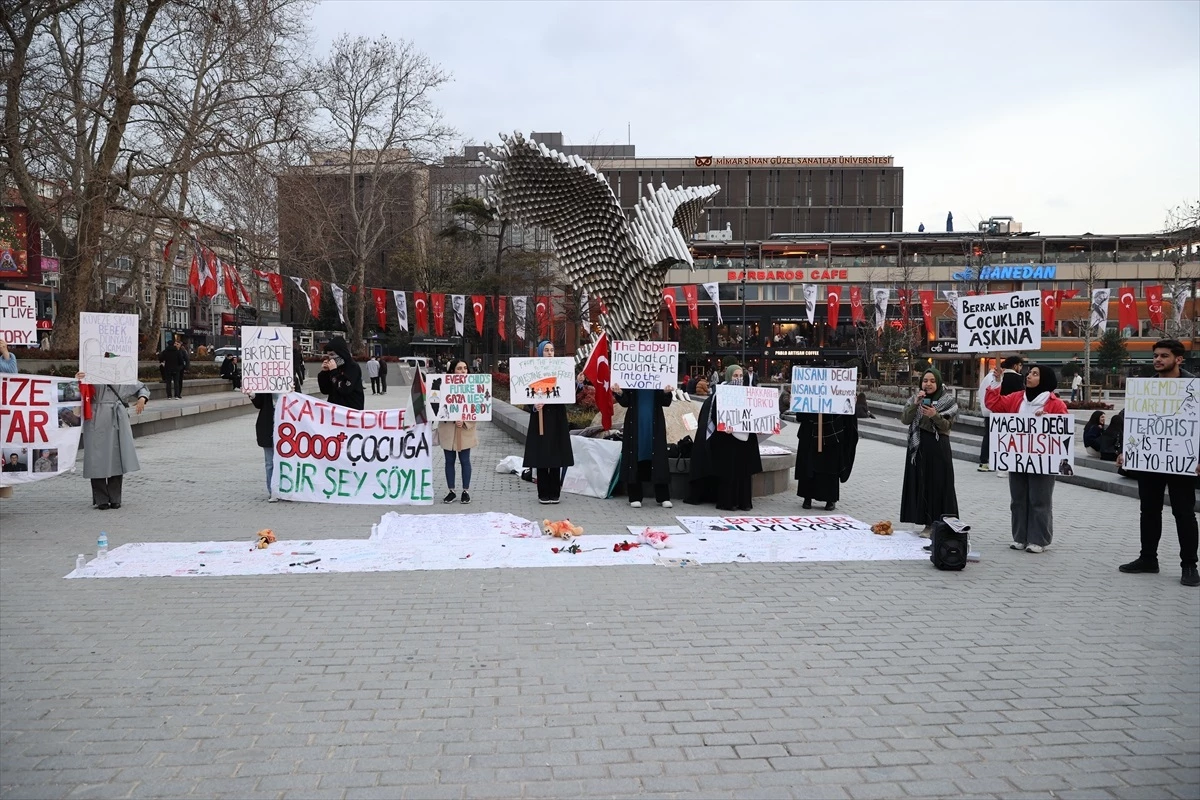 Beşiktaş\'ta Üniversite Öğrencileri Şehitler ve Gazze İçin Bir Araya Geldi