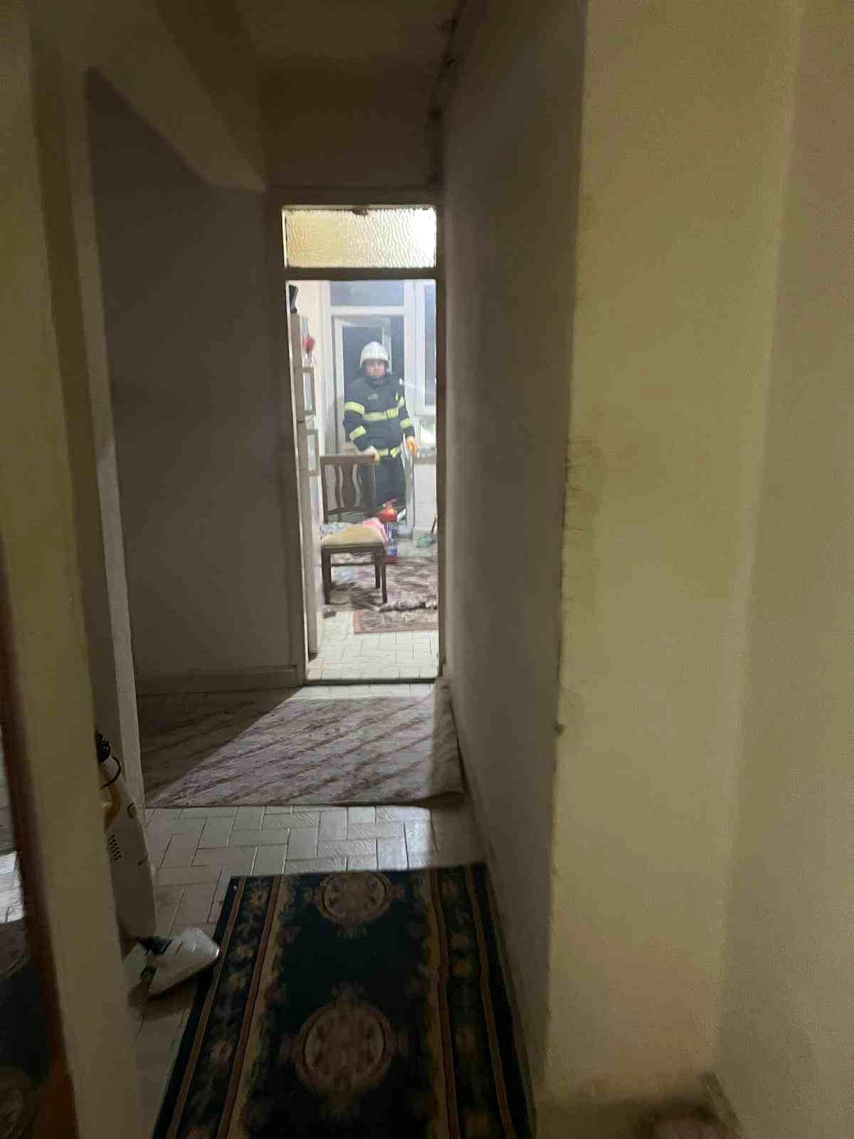 Burdur\'da 2\'si engelli, 1\'i çocuk 3 kişinin yaşadığı evde kombi alev aldı, 3 kişi kurtarıldı