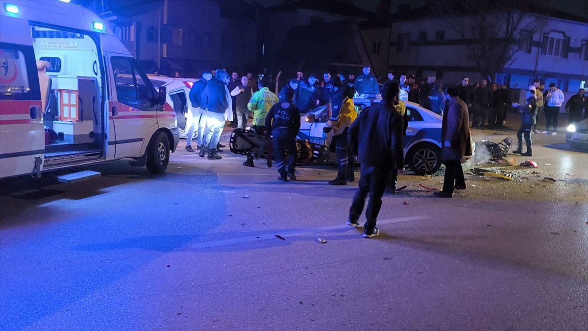 Bursa\'da Otomobilin Elektrikli Motosiklete ve Polis Aracına Çarpması Sonucu 4 Kişi Yaralandı