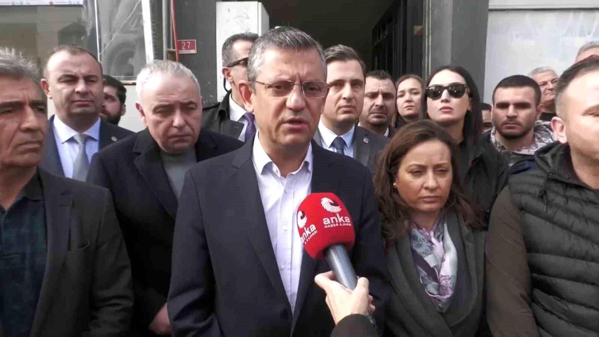 CHP Genel Başkanı Özgür Özel, Şehit Enis Budak\'ın ailesine taziye ziyaretinde bulundu