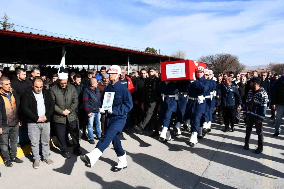 Kayseri\'de Hal Kompleksinde Çıkan Kavgada Öldürülen Sözleşmeli Er Turgut Uzun Son Yolculuğuna Uğurlandı