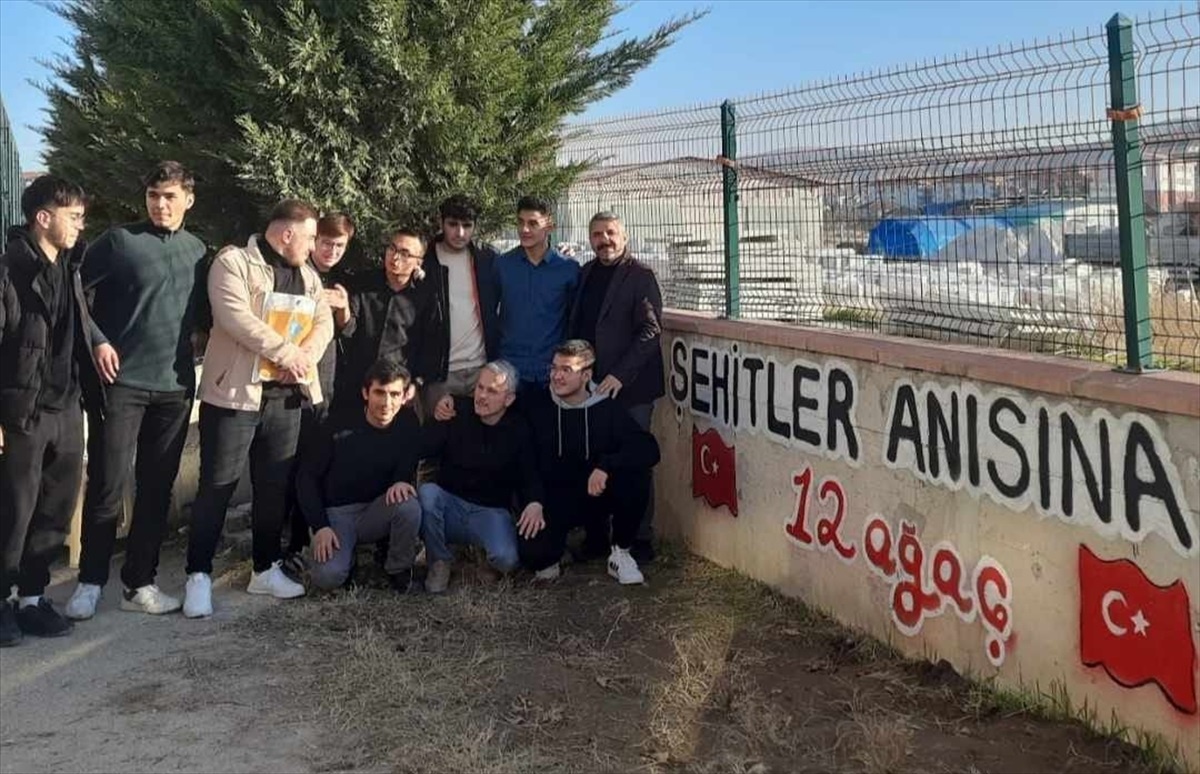 Çorum\'da öğrenciler 12 şehit için 12 fidan dikti