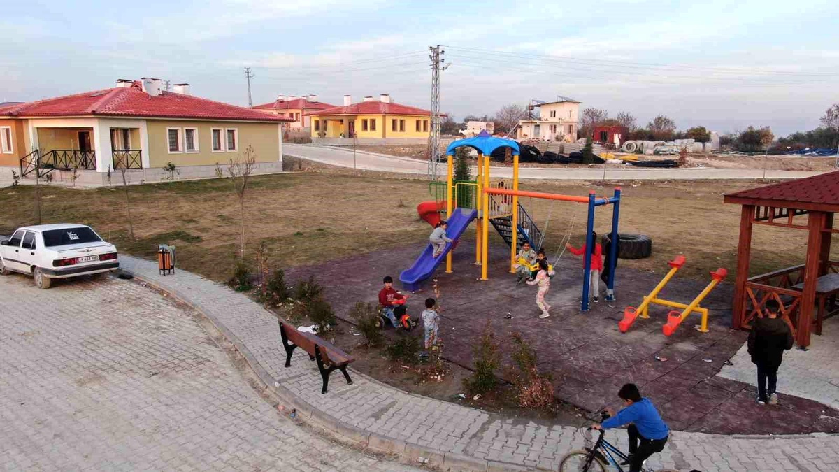 Depremin vurduğu Hatay\'da evleri teslim edilen sakinler yeni yıla sıcak yuvalarında giriyor