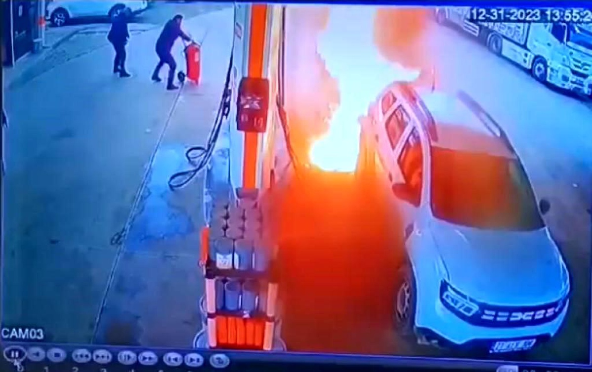 Diyarbakır Bismil\'de akaryakıt istasyonunda otomobil yangını