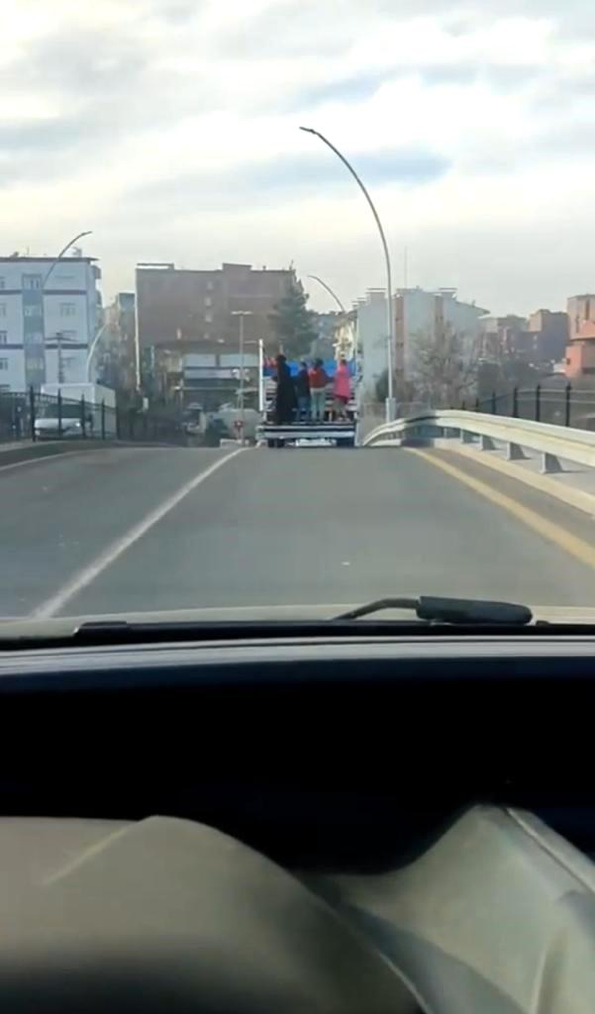 Diyarbakır\'da çocuklar kamyonetin arkasına tutunarak yolculuk yaptı