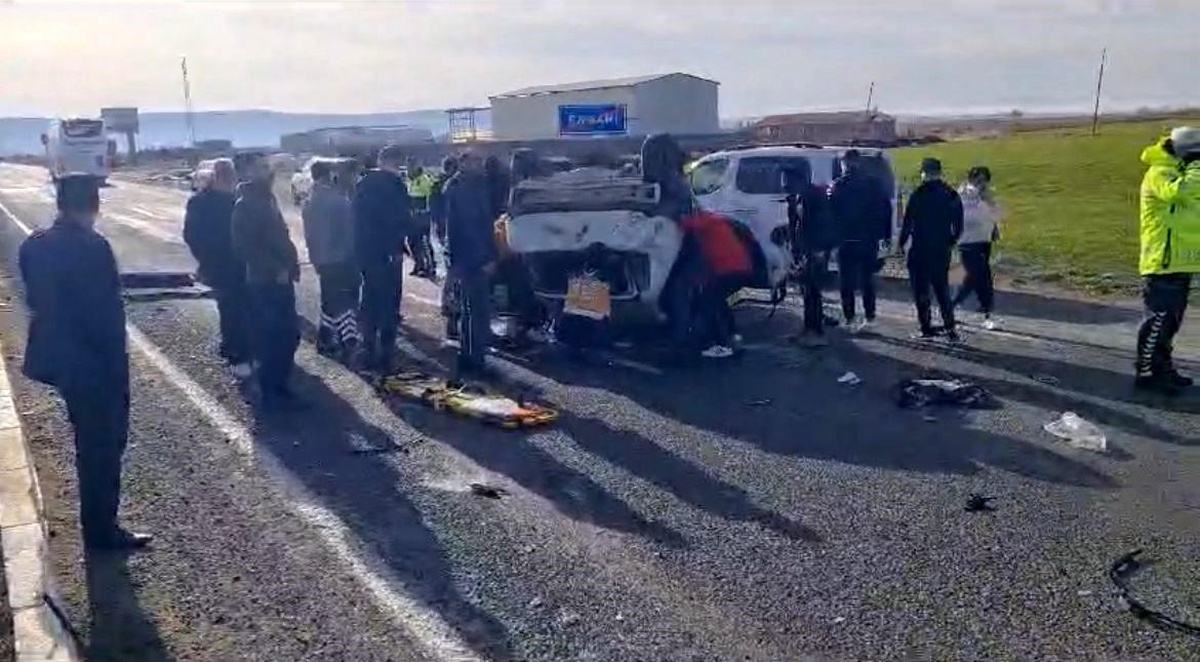 Diyarbakır\'ın Ergani ilçesinde hafriyat kamyonu ile otomobil çarpıştı: 3 yaralı
