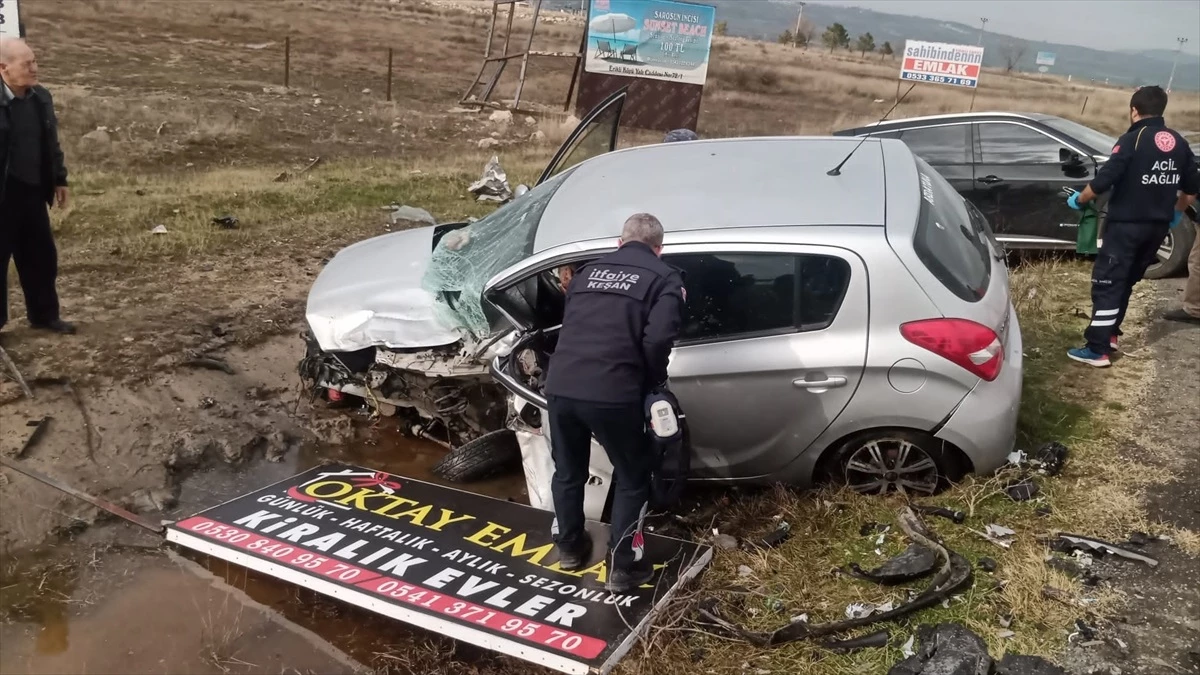 Edirne\'de Otomobil Kazasında 2 Kişi Hayatını Kaybetti