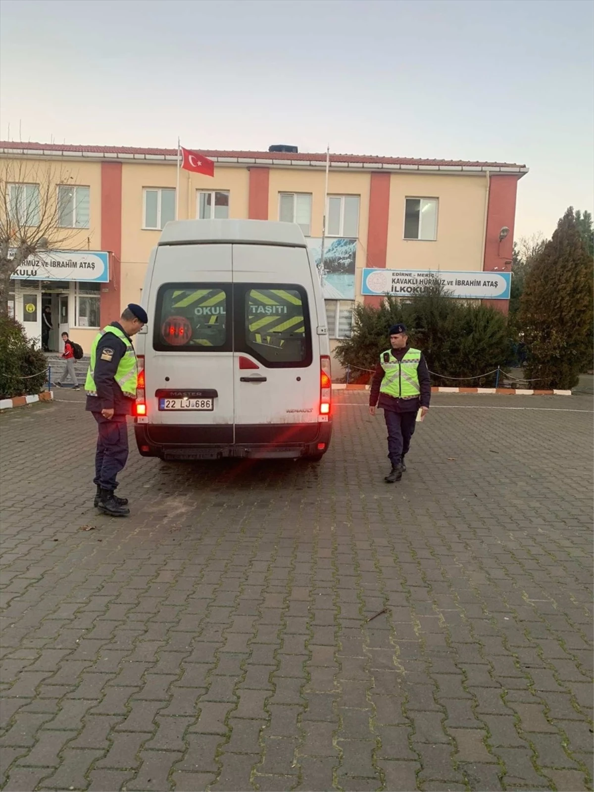 Edirne\'de jandarma ekipleri okul servislerini denetledi