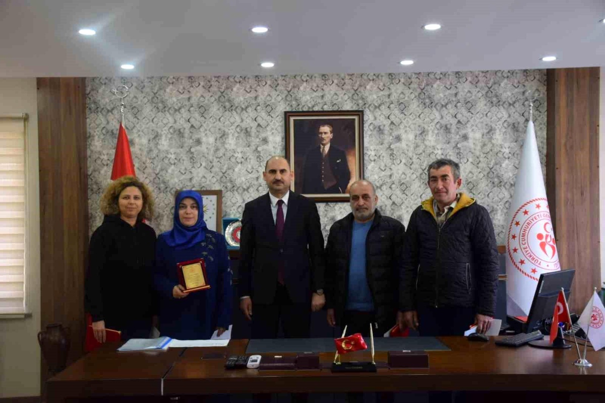 Bilecik Gençlik ve Spor İl Müdürü, emekliye ayrılan personele plaket takdim etti